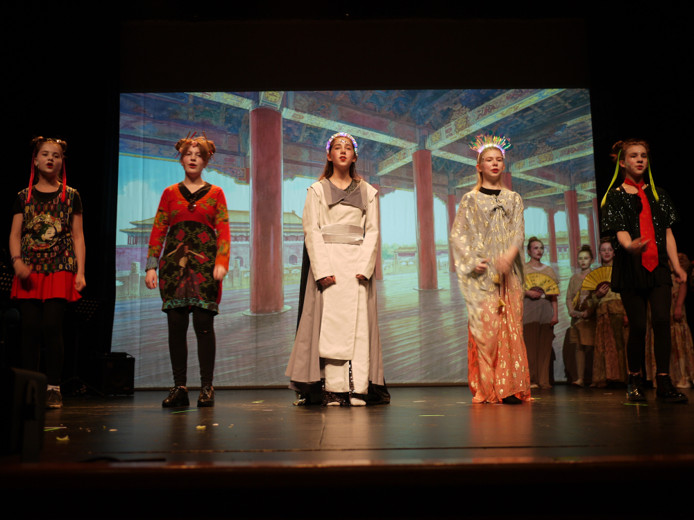 Die Japaner (Ina Peters, Leni Langanke, Janne Siefer, Kate Werth, Emilia Prill) beeindrucken mit Mod